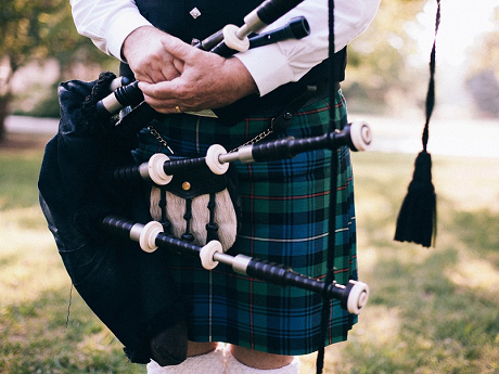 Man in kilt with bagpipes