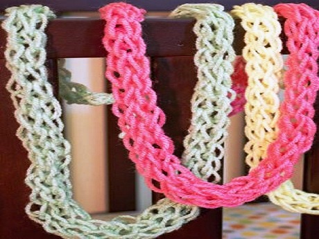 Draped yarn lei