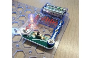 snap circuits lighting up a lightbulb