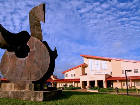 Nene statue in front of college campus