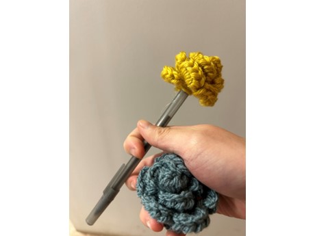 Crochet roses and pen