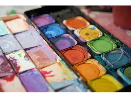 tray of watercolor paints