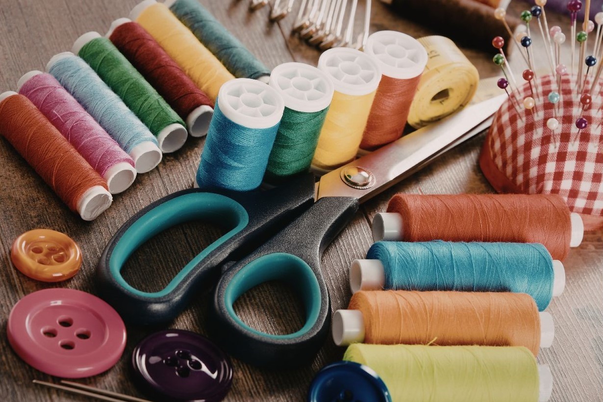 scissors with yarn needles and buttons of various colors